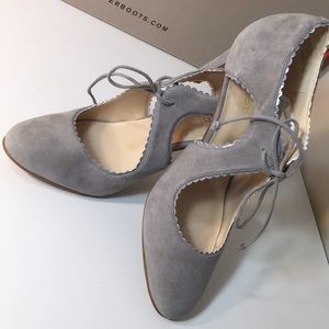 Nine West Leather Elegant Scalloped trim pumps 😍